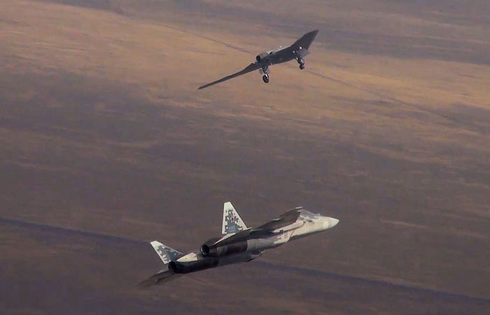 Новый ударный дрон "Охотник" и истребитель Су-57 впервые совершили совместный полет