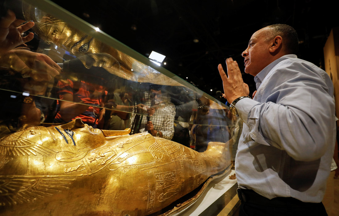 Метрополитен-музей в Нью-Йорке вернул Египту позолоченный саркофаг жреца Неджеманха, который был нелегально вывезен из страны