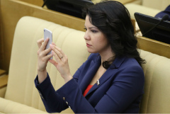 Депутат Юмашева не будет сокращать поездку в США из-за инцидента с допросом