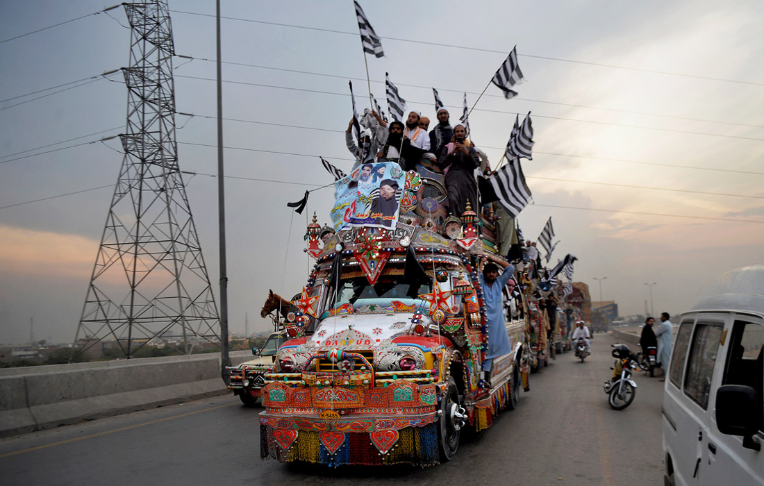 Сторонники оппозиционной партии Пакистана отправляются в Исламабад для участия в антиправительственном марше