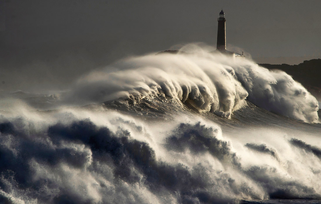 Шторм на северном побережье Испании