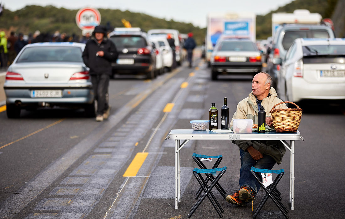Каталонские протестующие заблокировали дорогу, которая соединяет Испанию и Францию