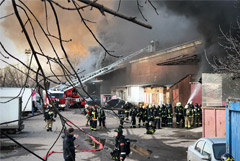 К горящему складу на площади трех вокзалов в Москве направили пожарный поезд