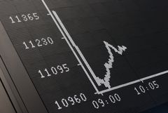 Пенсионерка потеряла 1,5 млн рублей в попытке заработать на биржевых сделках