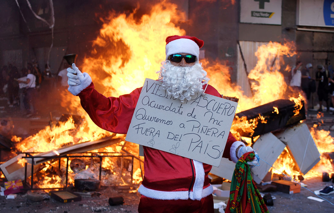 Жесткие столкновения между демонстрантами и полицией продолжаются в столице Чили. Накануне президент Себастьян Пиньера пообещал проведение ряда реформ, в том числе повышение минимальной заработной платы и пенсий, однако манифестации продолжились.