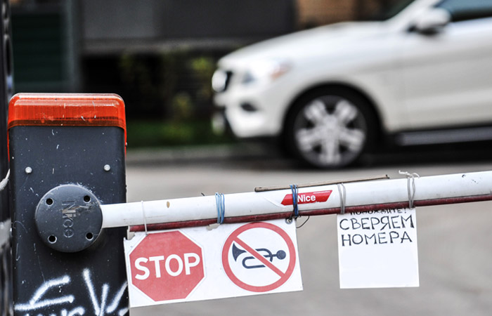 Сотрудники экстренных и коммунальных служб Москвы смогут сами открывать шлагбаумы и двери подъездов