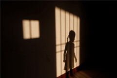 Спецкомиссия проверит данные об избиении в Сибири школьницы, выгнанной с чаепития