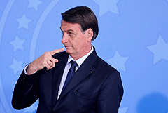 Президент Бразилии обвинил Ди Каприо в причастности к лесным пожарам