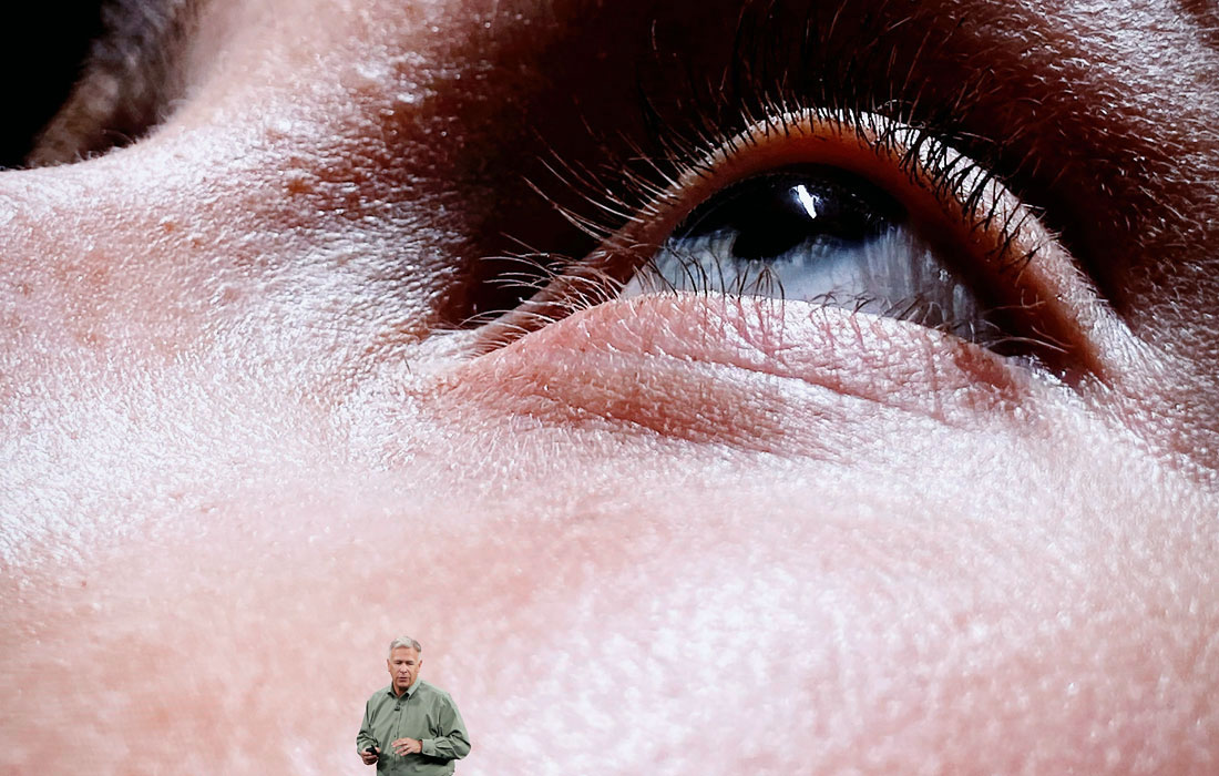 Из нововведений - вторая камера с матрицей 12 мегапикселей для широкоугольной съемки, режим Night Mode для съемки в темных помещениях или ночью, двукратный оптический зум и съемка в 4К со скоростью 60 кадров в секунду. Также новая модель сможет записывать "слоу-мо" с фронтальной камеры.