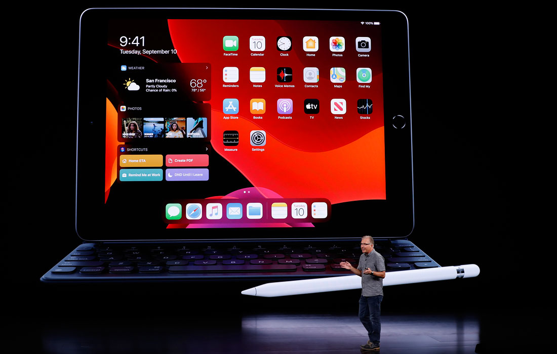 Apple также представила седьмое поколение iPad с увеличенным экраном диагональю 10,2 дюйма и умные часы Apple Watch 5. Стоимость планшета начинается от 27 990 рублей