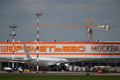 Самолет не смог вылететь из "Шереметьево" во Владивосток из-за задымления в двигателе