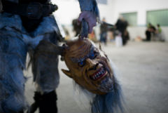 Альпийская рождественская традиция переодевания в рогатых монстров заинтересовала полицию