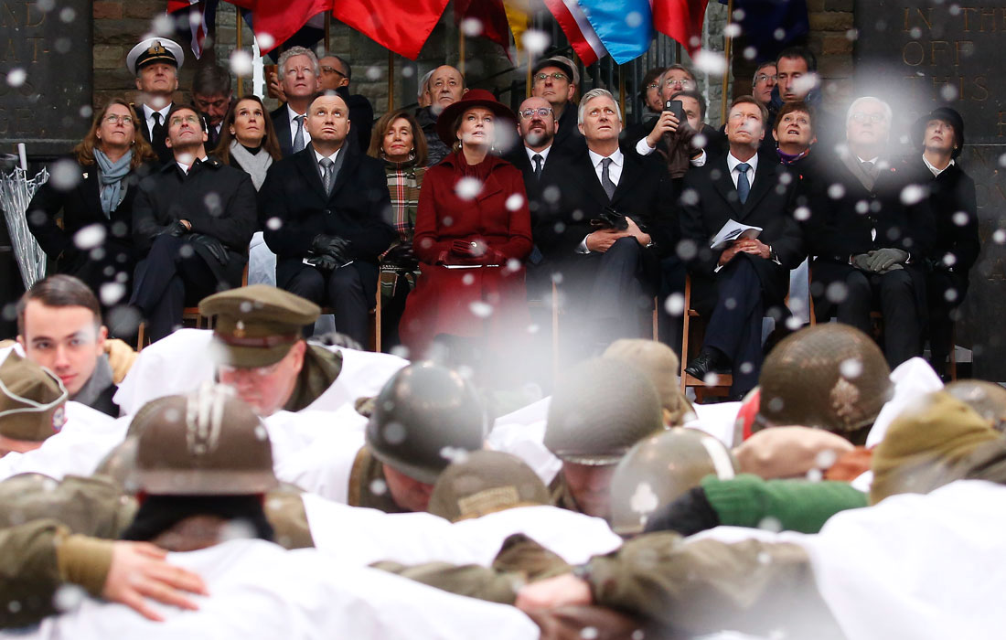 В бельгийском Бастоне прошла церемония, посвященная 75-й годовщине битвы за Балджу - одного из самых важных сражений во Второй мировой войне. На фото: министр обороны США Марк Эспер, президент Польши Анджей Дуда, королева Бельгии Матильда, король Бельгии Филипп, герцог Генрих Люксембургский и президент Германии Франк-Вальтер Штайнмайер (слева направо) у мемориала в честь американских солдат.