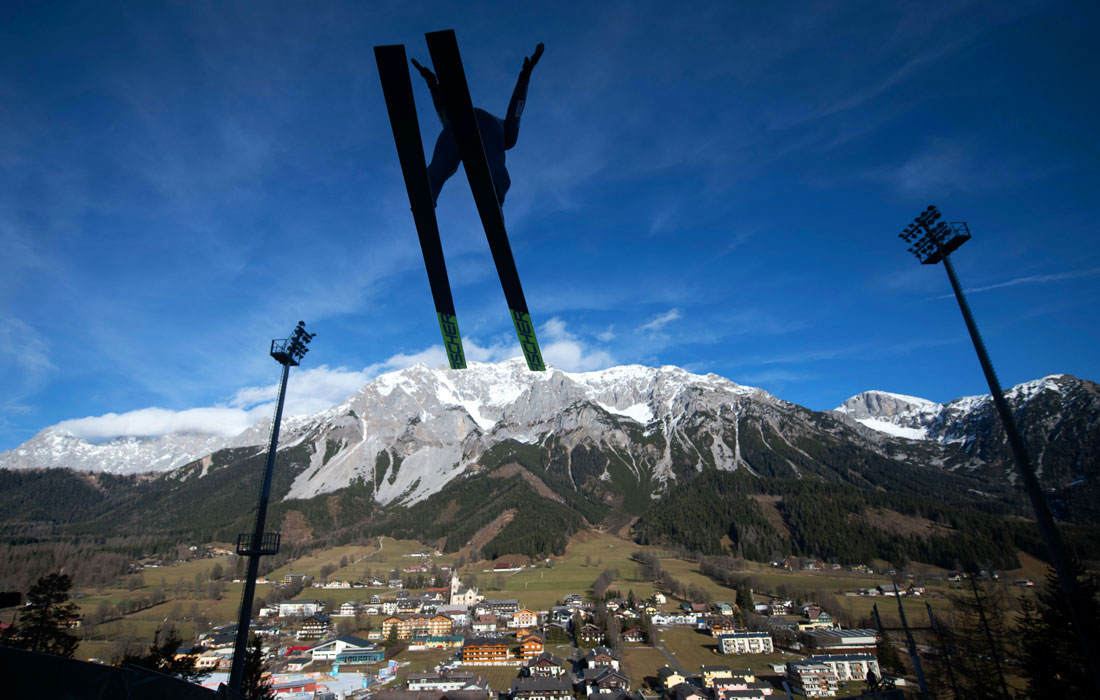 В австрийском Рамзау начались тренировки по прыжкам с трамплина среди мужчин на соревнованиях Gundersen