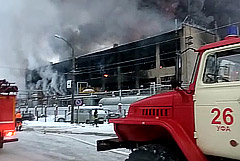 Пожарные потушили открытый огонь на заводе в Уфе