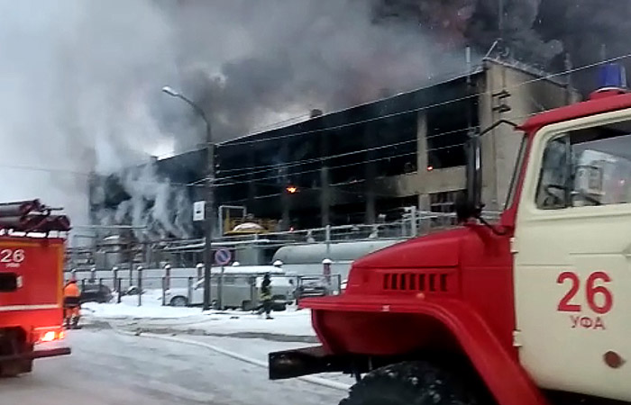 Пожарные потушили открытый огонь на заводе в Уфе