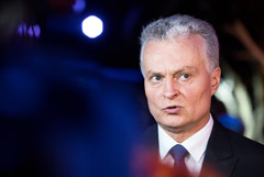 Президент Литвы обвинил Россию в стремлении "всеми силами" переписать историю