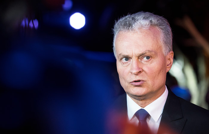 Президент Литвы обвинил Россию в стремлении "всеми силами" переписать историю