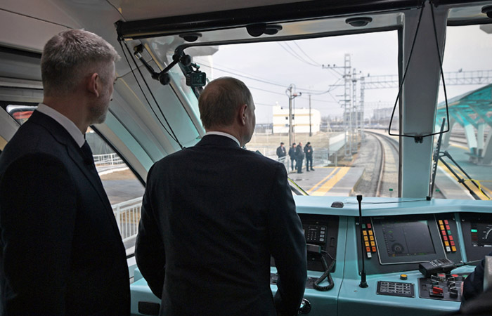 Путин поставил задачу отодвинуть железную дорогу и автотрассу от побережья Сочи