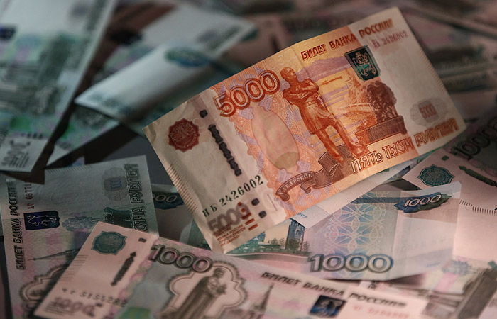 Москвич попросил малознакомого человека обменять 6 млн рублей и лишился денег