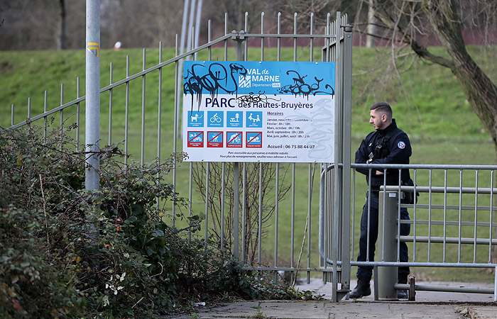 Во Франции человек с ножом напал на прохожих в парке