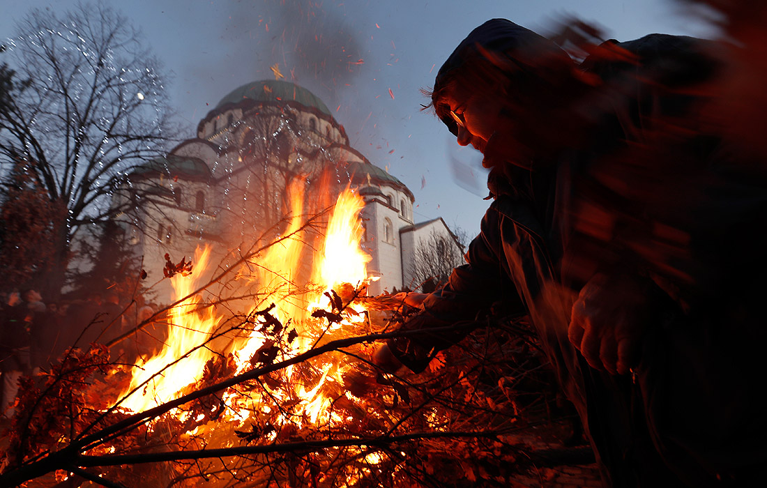 Белград. Сербия. Около храма Святого Саввы. Сжигание дубовых ветвей в Сочельник