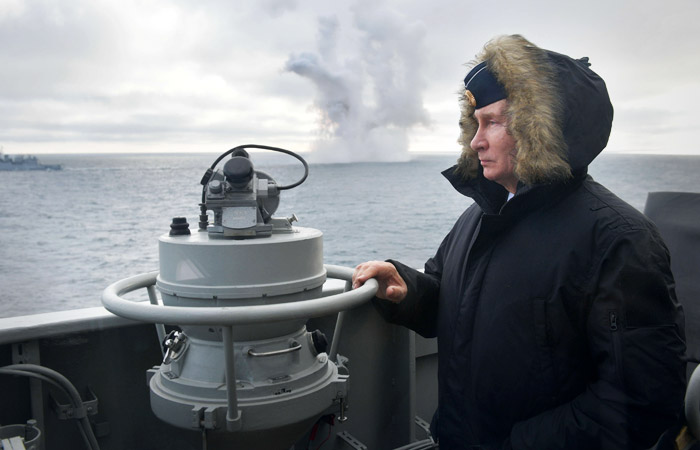 Путин потребовал улучшить качество жизни крымчан