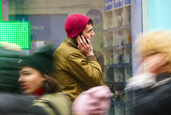 Роспотребнадзор рекомендовал не держать мобильники в карманах брюк