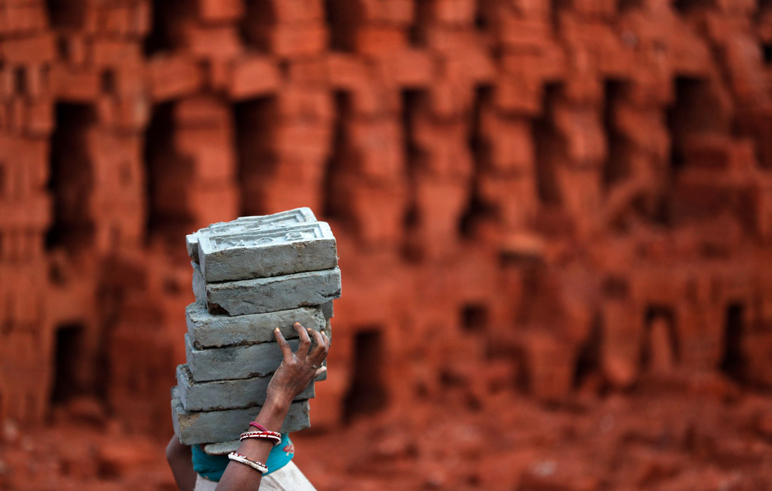 Работница кирпичного завода на окраине Катманду, Непал