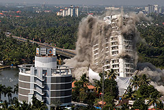 В Индии снесли две высотки, построенные с нарушениями экологических норм