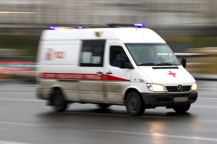 Два пассажира рейса из Шанхая попали в больницу Петербурга с подозрением на ОРВИ