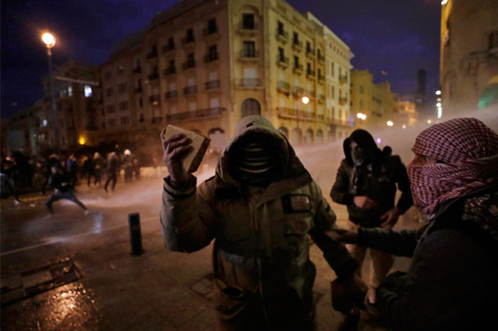 В Бейруте продолжились столкновения противников нового правительства с полицией