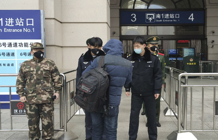 В китайской провинции Хубэй из-за коронавируса закрыли 13 городов