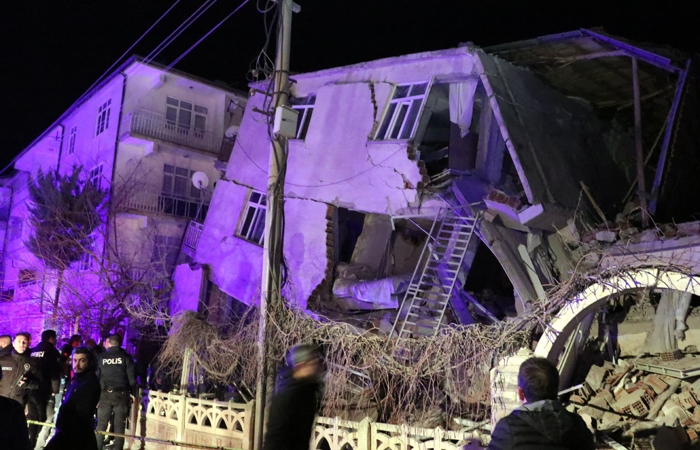 До 18 увеличилось число жертв землетрясения в Турции