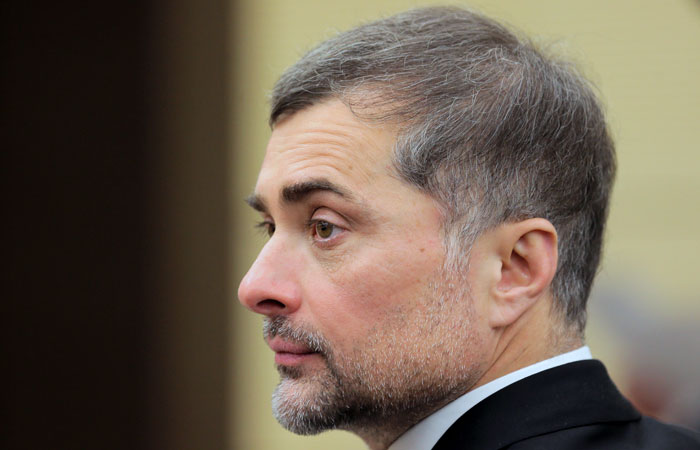 Песков заявил, что Сурков де-факто остается помощником президента