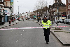 В Лондоне застрелили мужчину, напавшего на прохожих с ножом