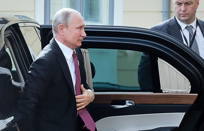 Путин несколько раз останавливал кортеж в Череповце, чтобы поговорить с горожанами