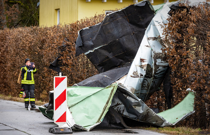 Шесть человек погибли в Европе от шторма "Кьяра"