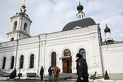 Мужчина напал с ножом на прихожан храма в центре Москвы