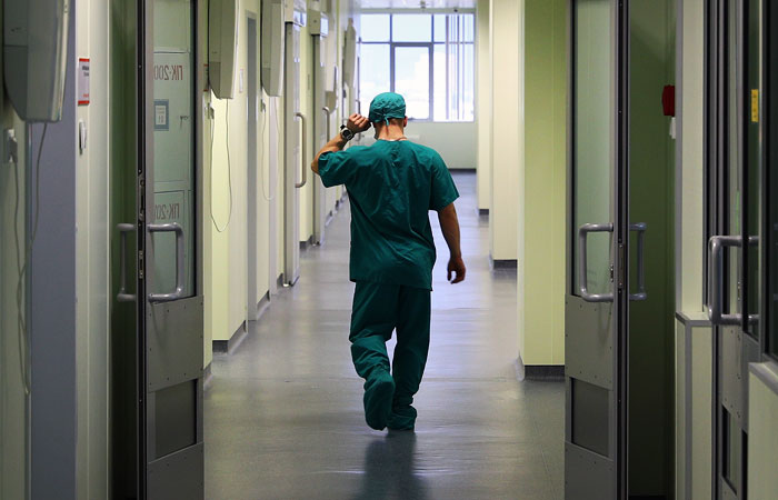 Главврача больницы в Петербурге уволили после побега четырех проверяемых на коронавирус