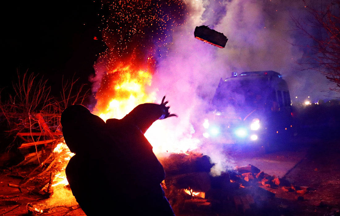 В Полтавской области Украины прошли массовые беспорядки, вызванные прибытием в санаторий в Новых Санжарах эвакуированных из Уханя. Полиция задержала более двух десятков местных жителей, протестовавших против такого соседства и кидавших камни в автобусы. В результате столкновений пострадали несколько полицейских.