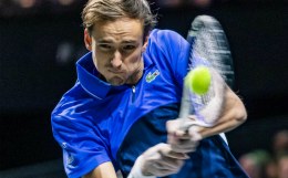 Медведев проиграл в четвертьфинале турнира в Марселе