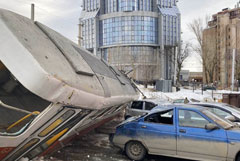 Трамвай без водителя слетел с рельсов и придавил пять машин в Самаре