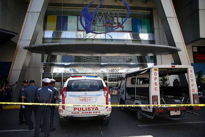 Уволенный охранник захватил десятки заложников в Маниле