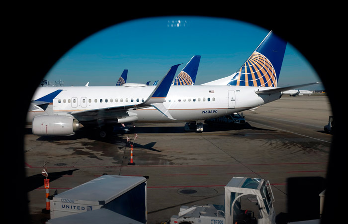 United Airlines отправит сотрудников в отпуск за свой счет из-за коронавируса