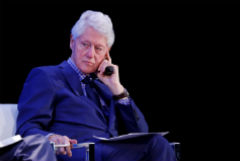 Билл Клинтон в новом документальном фильме объяснил скандал с Левински "нагрузкой"