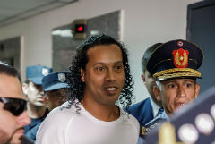 Чемпион мира по футболу Рональдиньо арестован в Парагвае за фальшивый паспорт