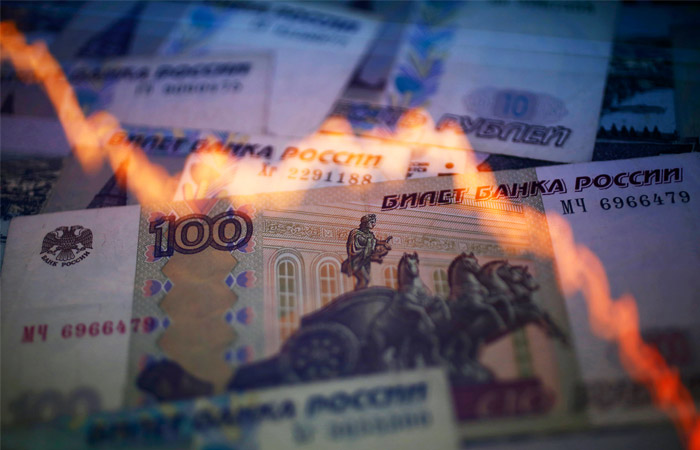 Рубль усилил падение в среду вечером вслед за нефтью и мировыми рынками
