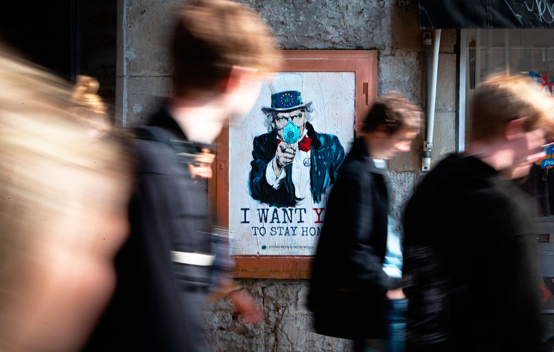 В Барселоне появилось граффити уличного художника TVBoy, которое призывает людей оставаться дома. Правительство Испании объявило о введении режима чрезвычайной ситуации в стране из-за ситуации с распространением коронавируса COVID-19.