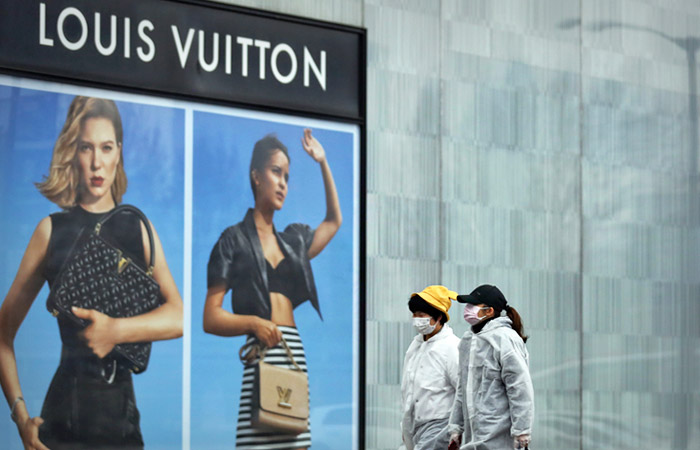 Владелец Louis Vuitton начнет производить антисептик для борьбы с коронавирусом